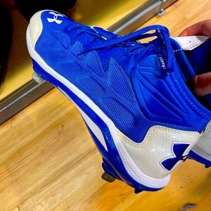 Mens Under Armour Baseball Cleats, only wore a few times, like new!